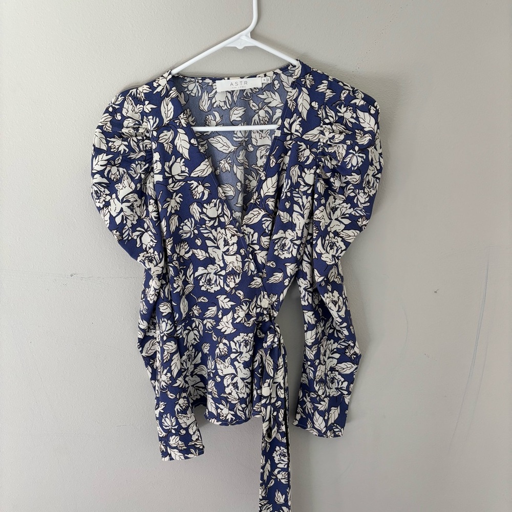 ASTR the Label Blue and Cream Floral Wrap Blouse Women’s Size Medium